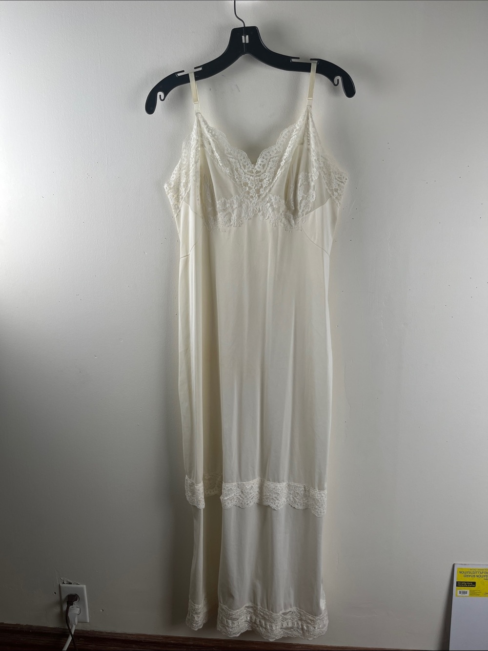 Vassarette Vintage Women's Cream Lace Trim Full Slip